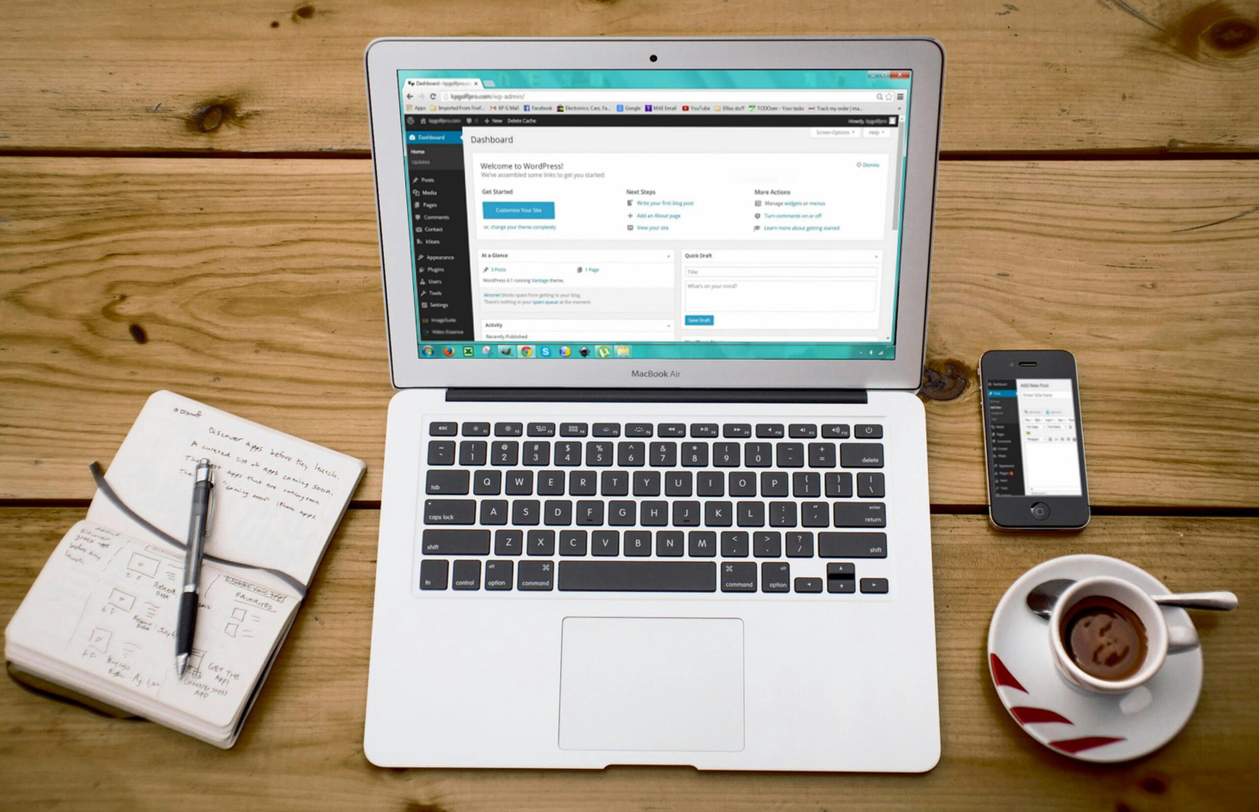 ordinateur avec wordpress en fond